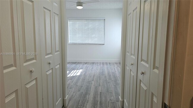 Building Photo - 8040 N Nob Hill Rd