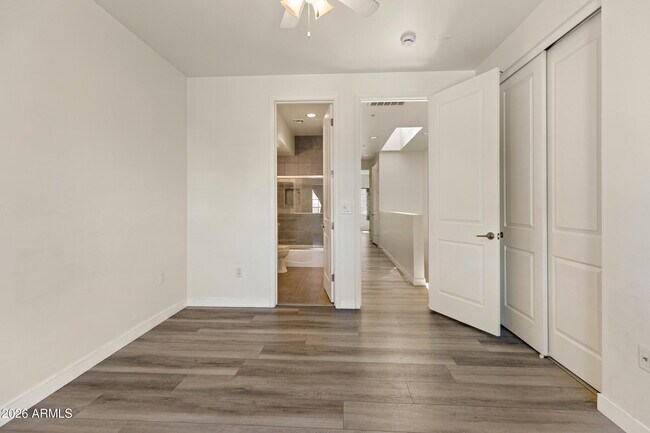 Building Photo - 421 W 6th St