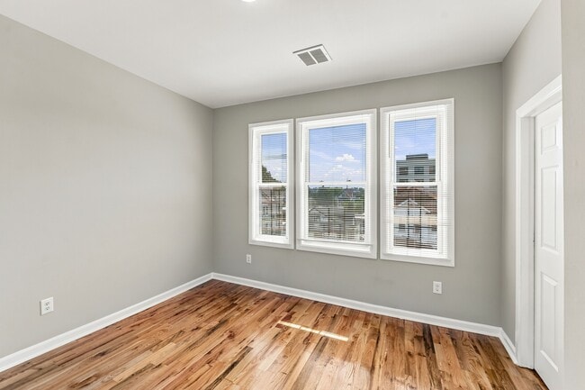 Building Photo - 422 Woodside Ave