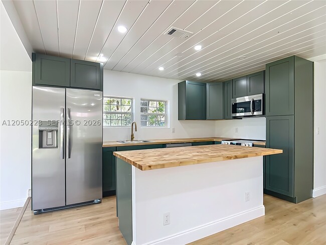 Building Photo - 8781 LAKESHORE Dr