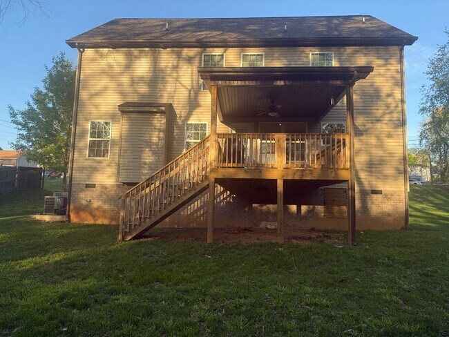 Building Photo - Pet Friendly Four Bedroom!