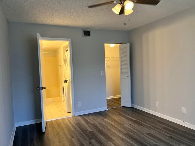 Building Photo - 7149 Golf Colony Ct