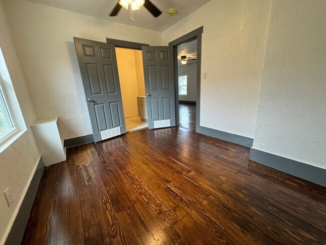 Building Photo - Cute 2 bedroom 2 bathroom home!