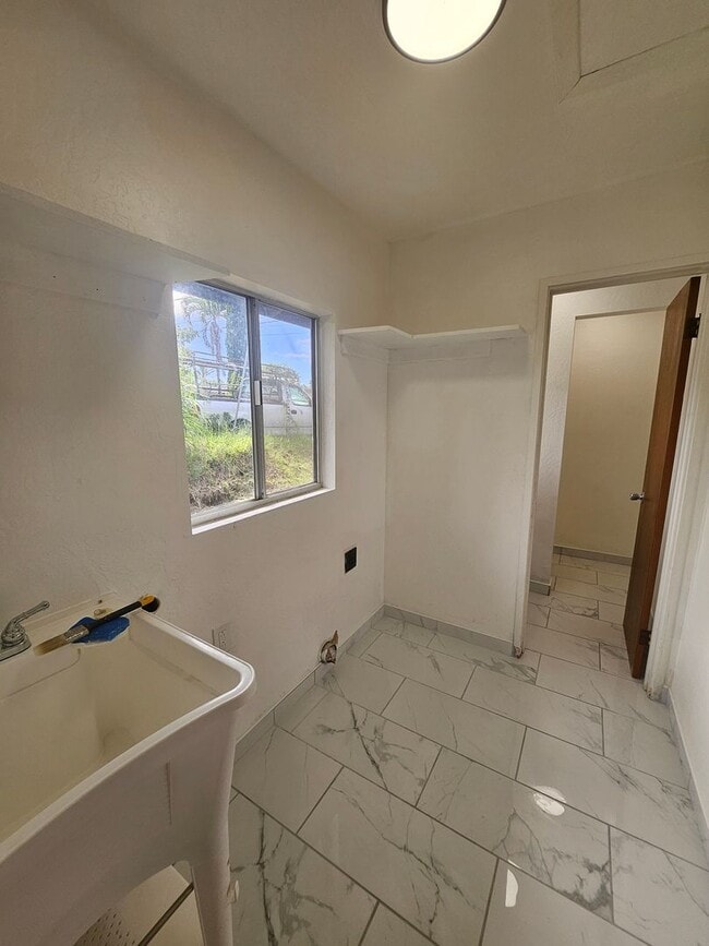 Building Photo - Beautiful 3 bedroom home NEWLY RENOVATED!