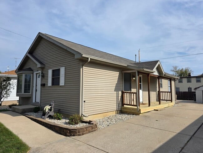 Building Photo - Southside Kenosha 4 bedroom