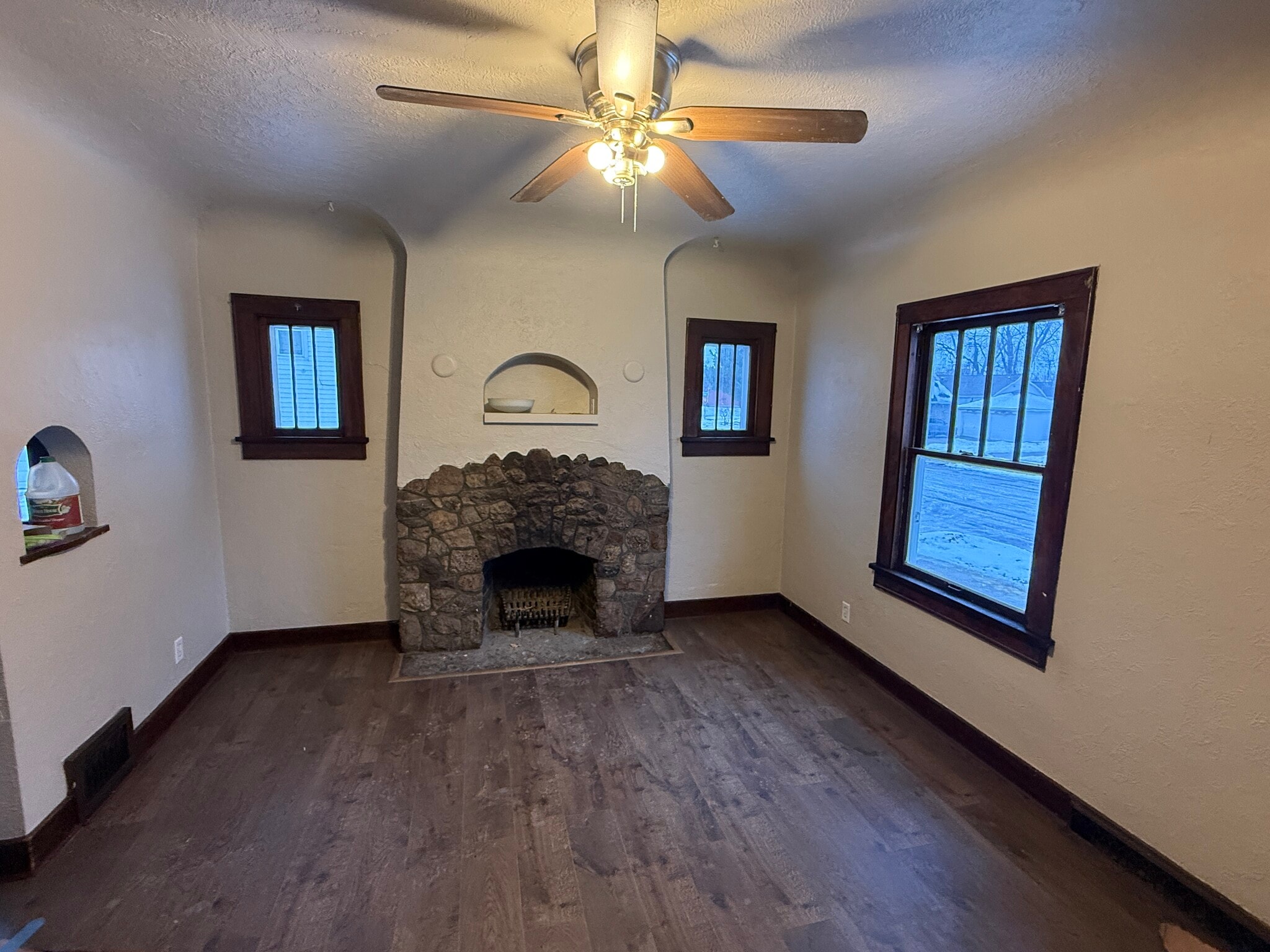 Building Photo - 818 N Van Buren St