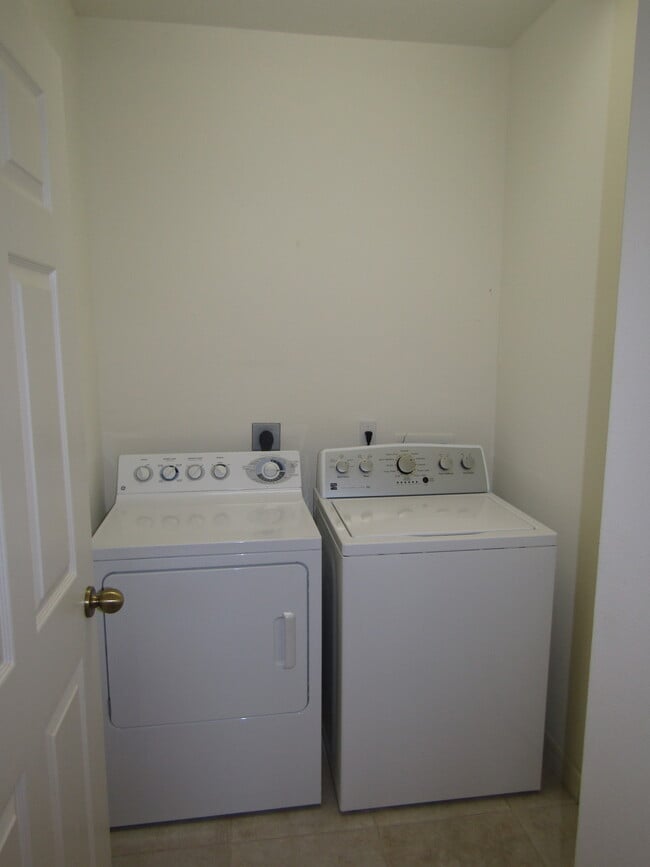 Building Photo - 868 Saranac Lake Dr