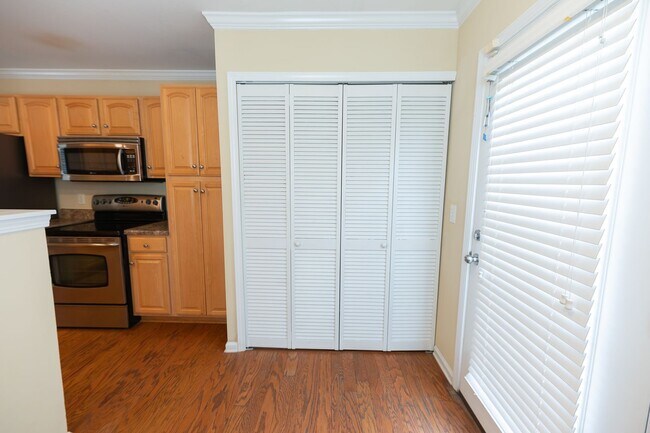 Building Photo - 111 Goldfinch Ave