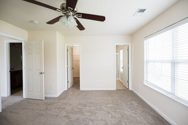 Building Photo - Immaculate beautiful 3-bedroom, 2.5-bath t...
