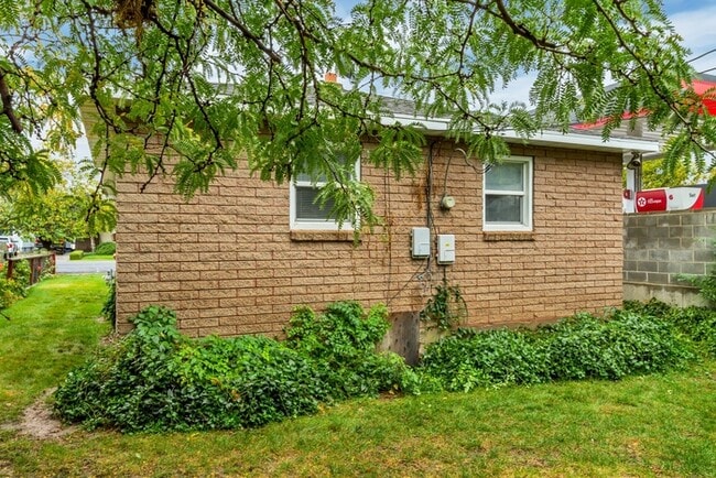 Building Photo - 35 E 600 N