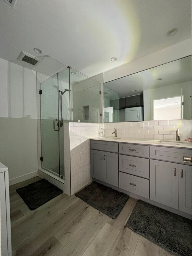 Building Photo - 2BR ADU w/dishwasher, in-unit laundry + ou...