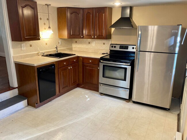 Kitchen - 92 Cottage St