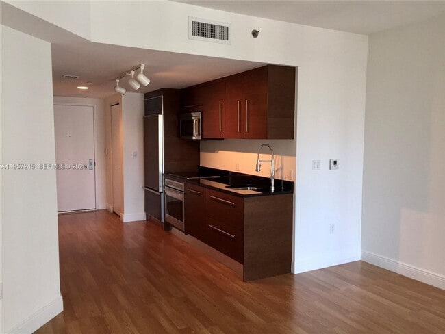 Building Photo - 475 Brickell Ave