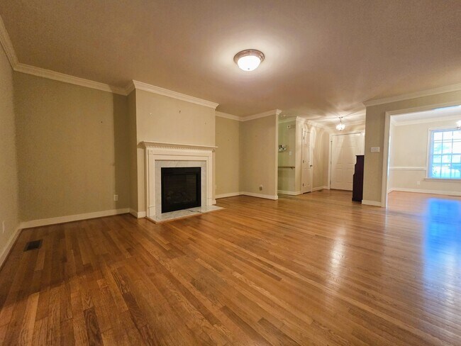 Building Photo - 4206 Tweedsmuir Rd