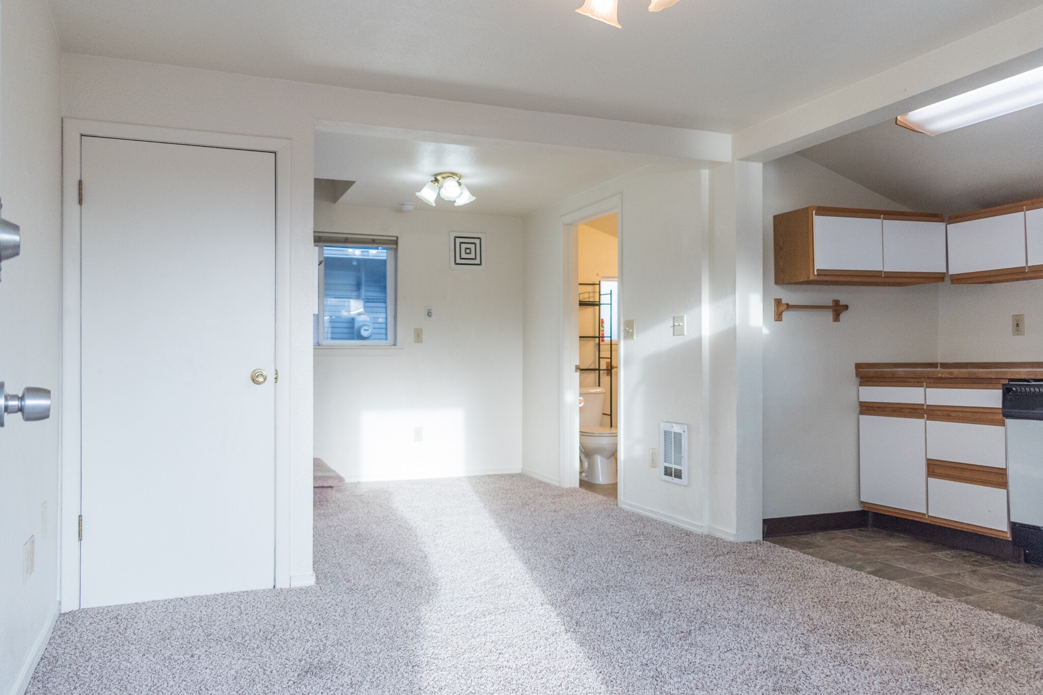 living area - 1007 W Main St