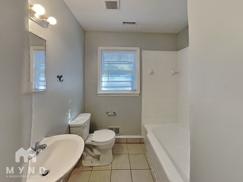 Building Photo - 1768 Santa Cruz Dr