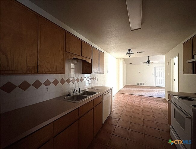 Building Photo - 1002 W Avenue B