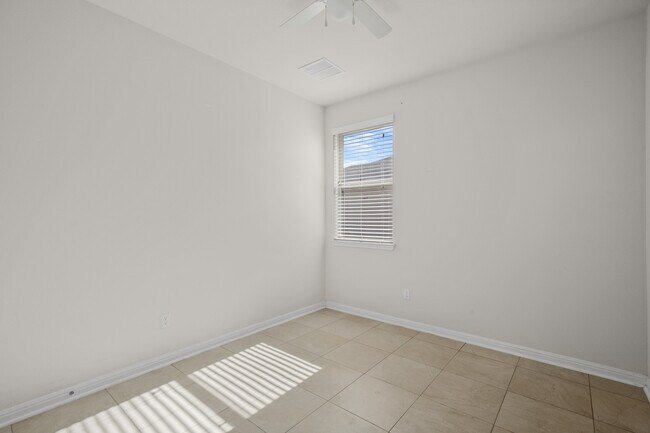 Building Photo - 19213 Quebrada Dr