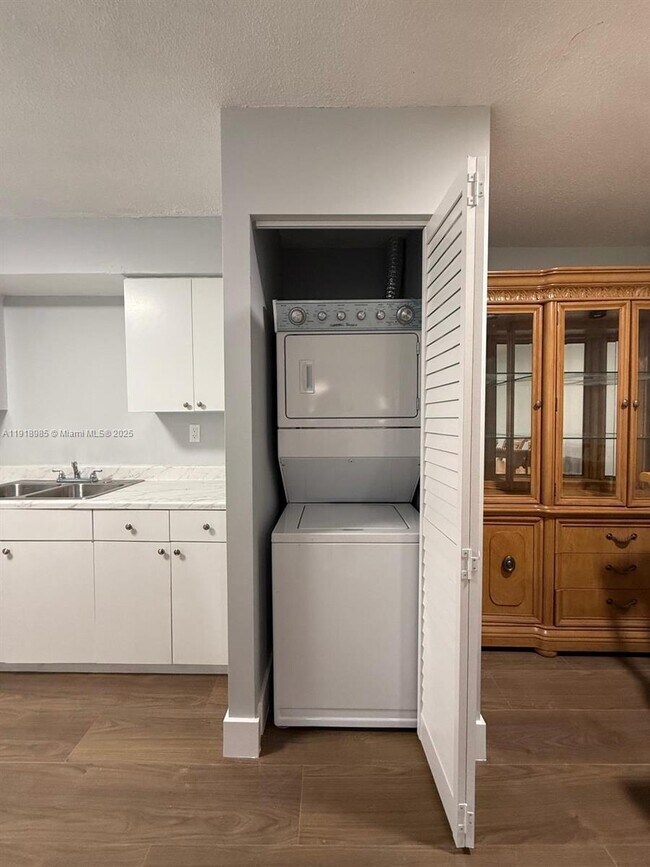 Building Photo - 1371 NE 144th St