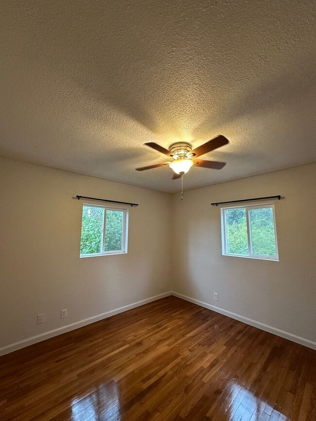 Building Photo - Updated & Charming 3 Bedroom Home with Fan...