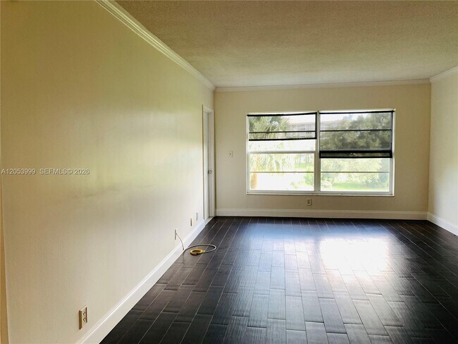 Building Photo - 2850 N Palm Aire Dr