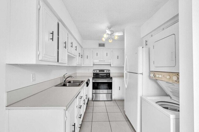 Building Photo - 13721 Flora Pl