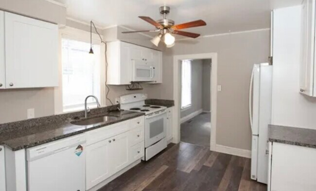 Building Photo - 208 Lincoln St