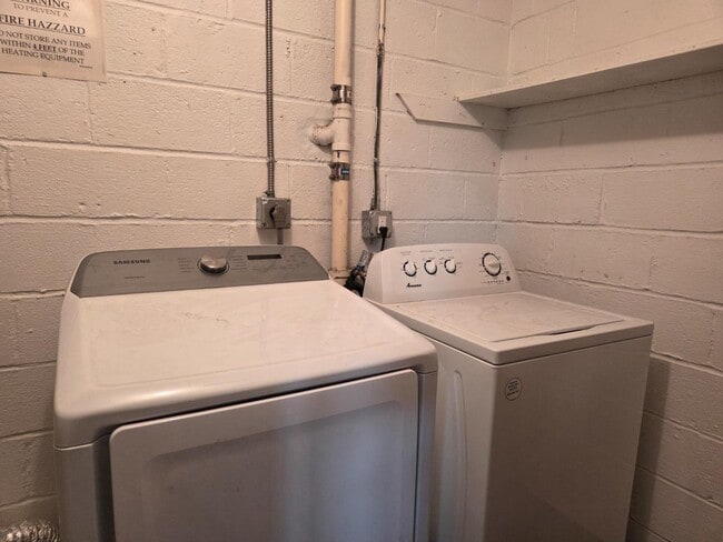 Building Photo - 3046 S Moreland Blvd