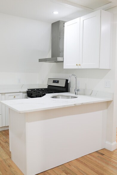 Building Photo - 170 Salem St