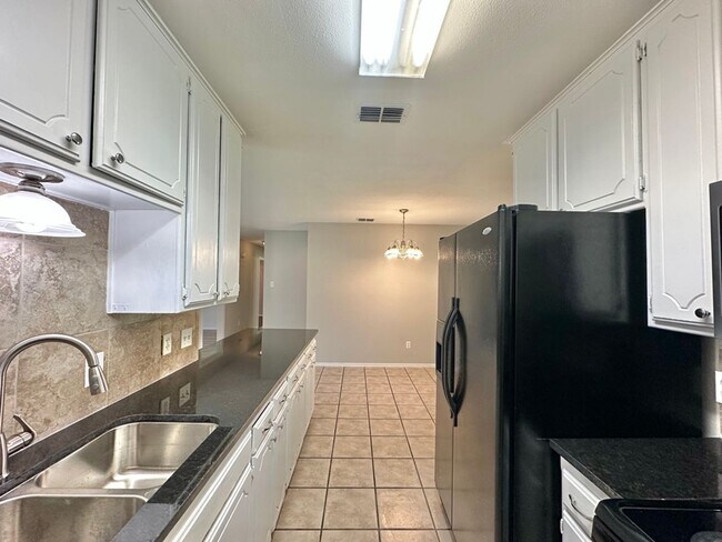 Building Photo - Stoneridge Duplex 454/452
