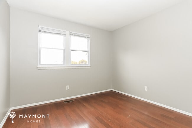 Building Photo - 6121 Fairwood Ave