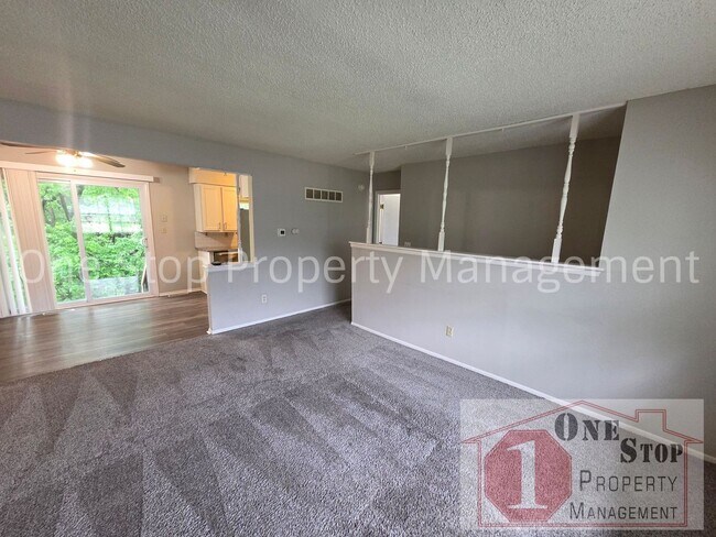 Building Photo - Renovated 3-bedroom, 2-bathroom home in Lee's Summit!