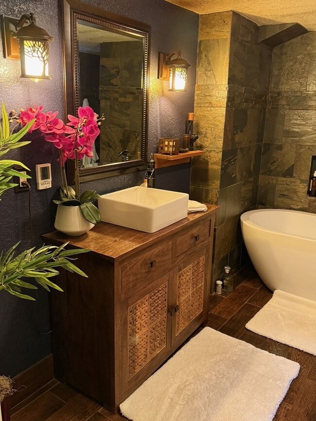 Building Photo - LOCATION LOCATION! This stunning remodeled bungalow has 4-beds and 2-baths w/ an office and is lo...