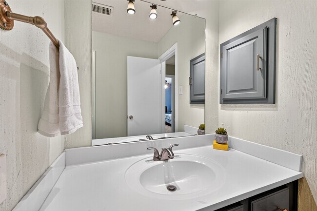 Building Photo - 930 Holly Hall Dr