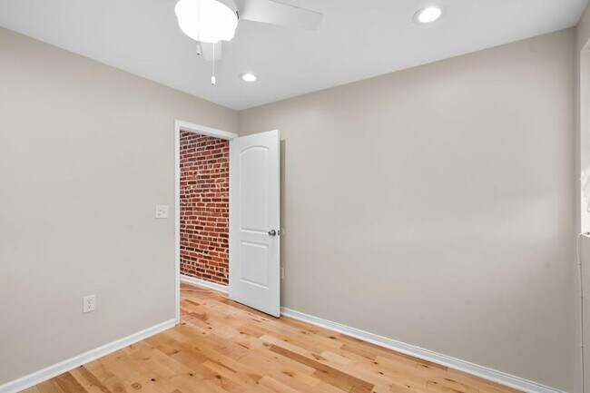 Building Photo - 118 N Curley St