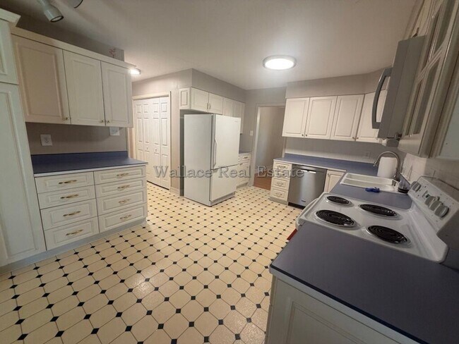 Building Photo - ALL ONE LEVEL IN WEST KNOXVILLE!  OVER 2,400 SQUARE FEET!!!