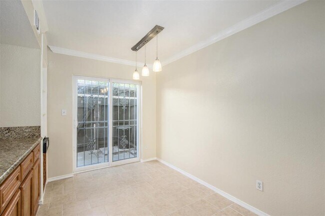 Building Photo - 6202 Skyline Dr