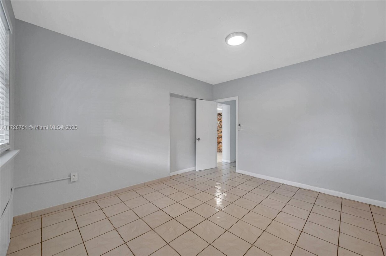 Building Photo - 319 NE 171st Ter