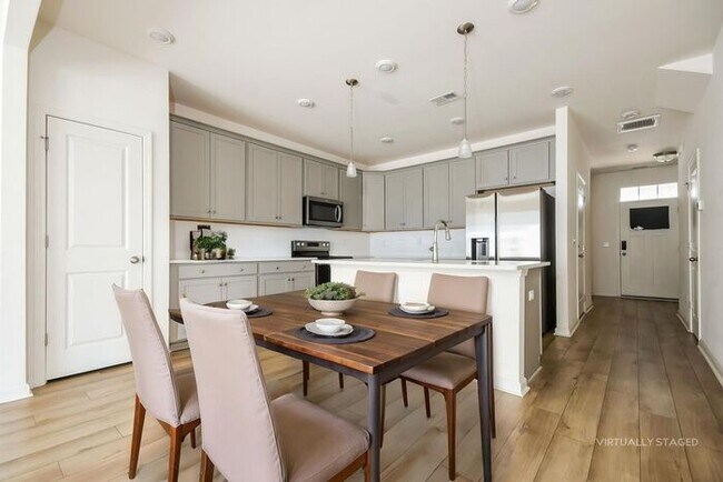 Building Photo - 3 bed / 2.5 bath ~ Foxbank Plantation
