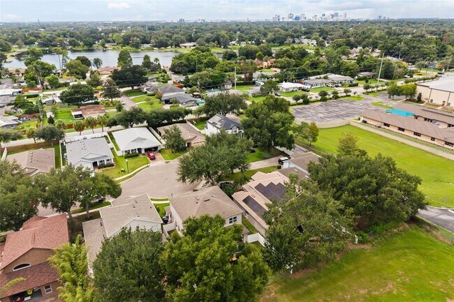 Building Photo - 2813 Roseglen Way