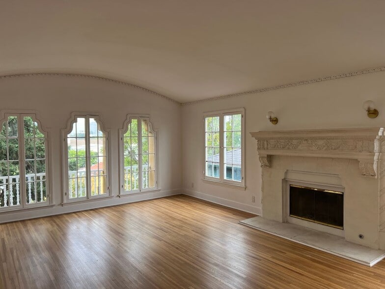 Building Photo - 926 S Curson Ave