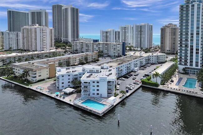 Building Photo - 1913 S Ocean Dr