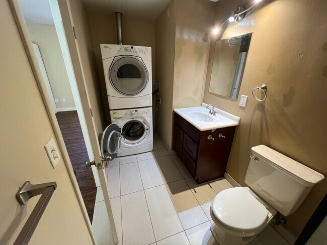 Building Photo - Spacious Lakewood Home