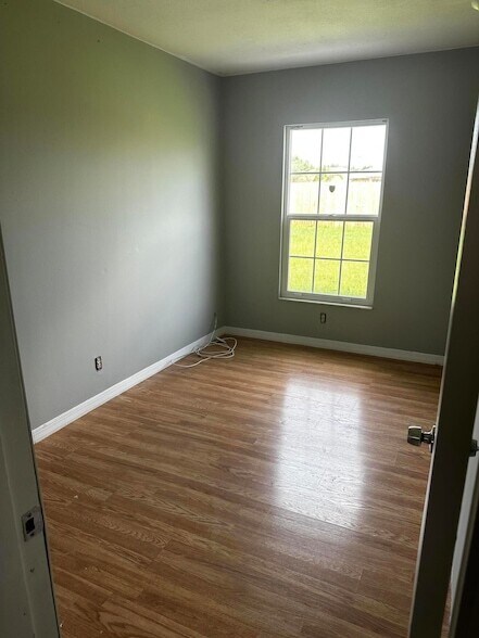 Building Photo - 1021 SW Du Bois Ave