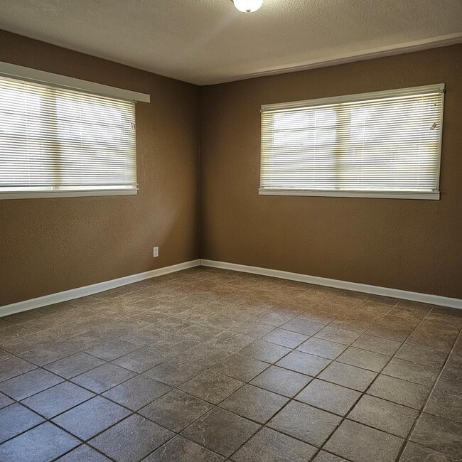 Building Photo - 801 W Golf Course Rd