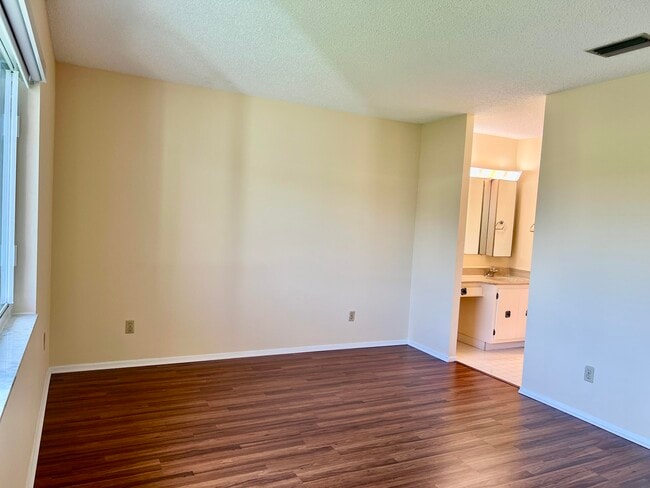 Building Photo - 176 Lake Evelyn Dr