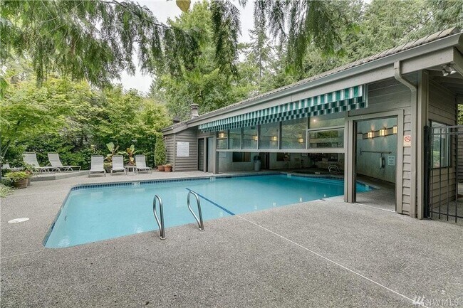 Building Photo - 2 Bed / 2 Bath Downtown Bellevue condo $3,395/month