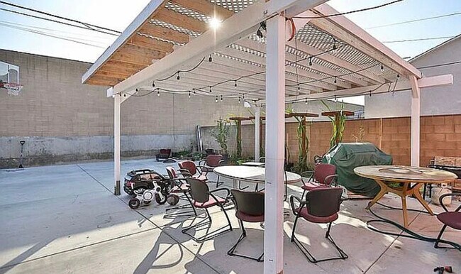 Backyard - 1016 E Ross Ave