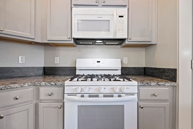 Building Photo - Newer 3 Bedroom Home in Kuna _ Pet Friendl...