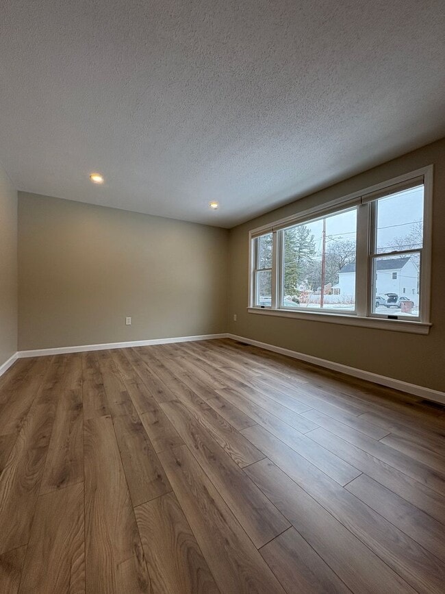 Building Photo - New to the rental market, charming 2 bedroom single family home in Wilmington, MA